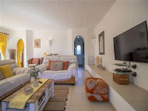 SOLD     Elegant and Charming Three-Bedroom Townhouse in Quinta do Paraiso, Carvoeiro