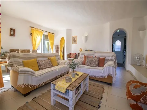 SOLD     Elegant and Charming Three-Bedroom Townhouse in Quinta do Paraiso, Carvoeiro
