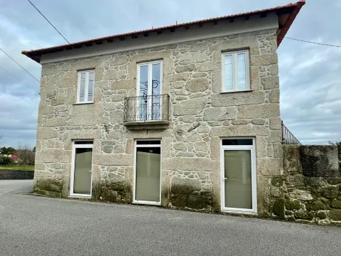 Moradia T3 + 2 apartamentos T2 em Campo de Besteiros, Tondela