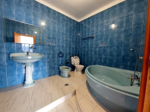 Andar moradia T4 para arrendamento em Mangualde