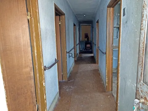 Moradia T4 para remodelar em Routar, Torredeita