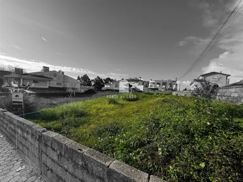 Oportunidade Única em Perosinho — 2 Lotes para Construção de Moradias Geminadas 