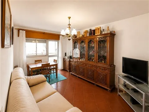 Apartamento T2 em Vila D’Este à Venda | Metro, Elevador e Arrumos
