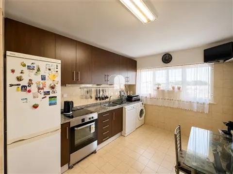 Apartamento T2 em Vila D’Este à Venda | Metro, Elevador e Arrumos