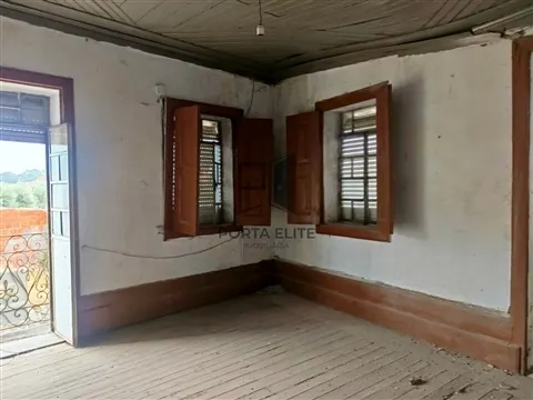 Moradia antiga para reconstrução – Lobelhe do Mato, Mangualde