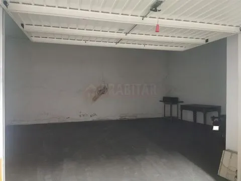 ARRENDA-SE GARAGEM EM PLENA SOLUM