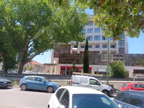 ESCRITÓRIO COM 2 APARCAMENTOS EM PLENA BAIXA DE COIMBRA