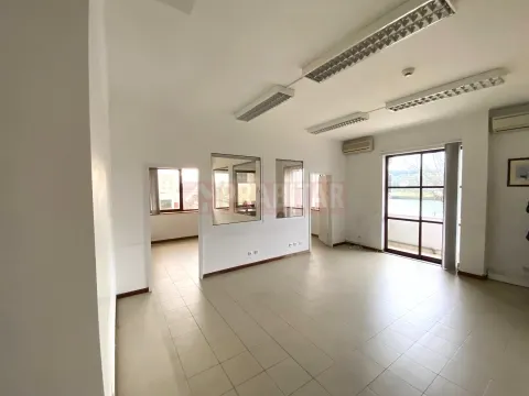 ESCRITÓRIO COM 2 APARCAMENTOS EM PLENA BAIXA DE COIMBRA