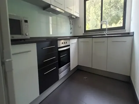 APARTAMENTO T2 COM ESTACIONAMENTO PRIVATIVO, NA SOLUM, ARRENDA-SE.