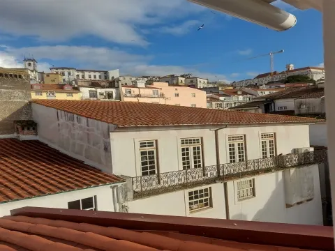 Gebäude im Stadtzentrum von Coimbra, mit 6 Stockwerken, wird umgebaut und in Wohnungen umgewandelt.