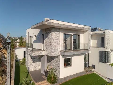 MORADIA T4 COM GARAGEM TRIPLA E LOGRADOURO