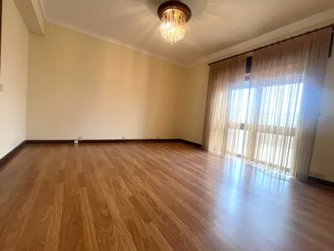 3 bedrooms + 1 in the center of Matosinhos, with terrace and 2 parking spaces.