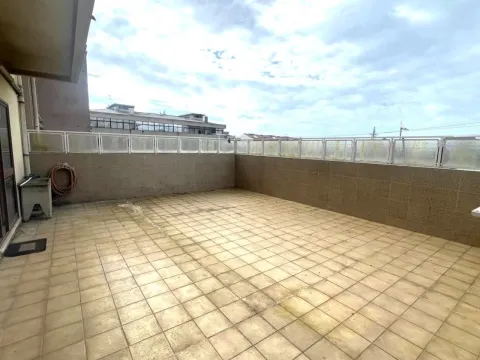 3 bedrooms + 1 in the center of Matosinhos, with terrace and 2 parking spaces.