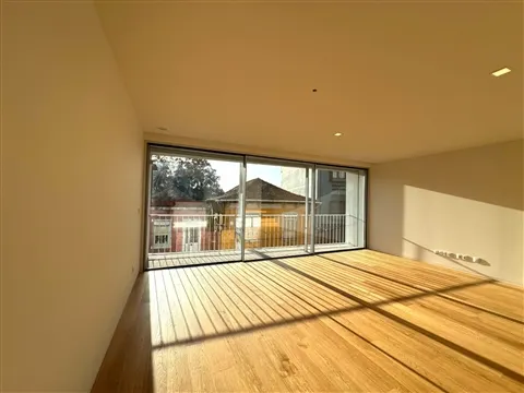 Moradia T4 com 212 m2, varanda e terraço