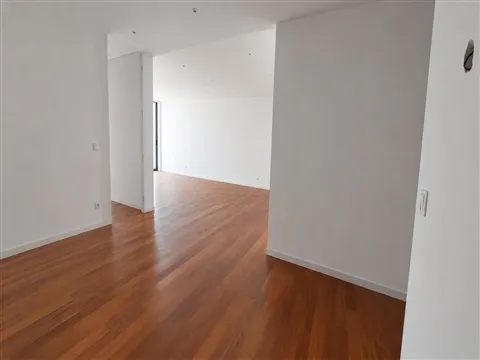 3-Zimmer-Wohnung mit Terrasse, Garage für 2 Autos und hervorragender Lage direkt neben dem Bessa-Sta