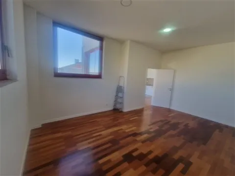Apartamento T1 remodelado, com lugar de garagem, Matosinhos Sul