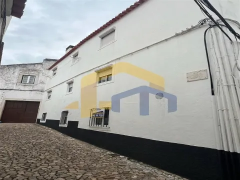 Moradia em Banda com Duas Habitações Independentes – Centro Histórico de Estremoz