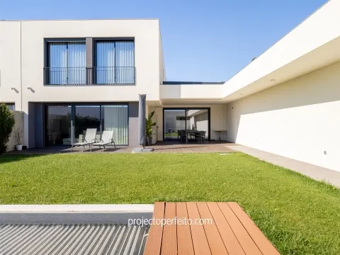 Twee onder één kap 4 kamerwoning + 1