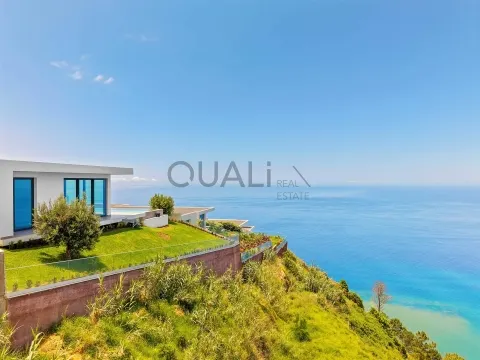 Moradia Minimalista de Luxo nos Prazeres com Vista Atlântica