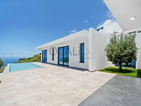 Moradia Minimalista de Luxo nos Prazeres com Vista Atlântica
