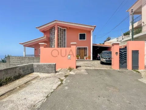 Moradia unifamiliar T5 em Santo António, Funchal