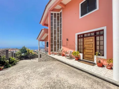 Moradia unifamiliar T5 em Santo António, Funchal