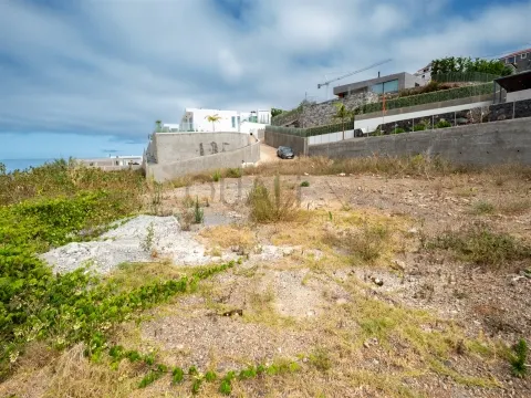 Terreno com 727 m2 nos Prazeres, Calheta