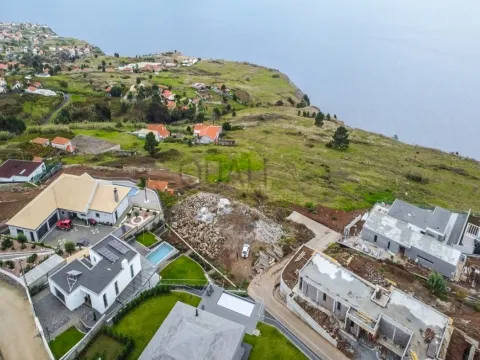 Terreno com 727 m2 nos Prazeres, Calheta