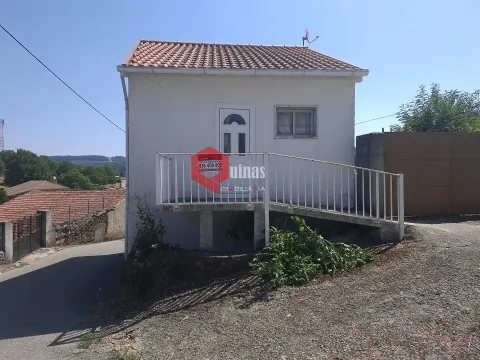 Casa de habitação com 2 pisos e anexo.