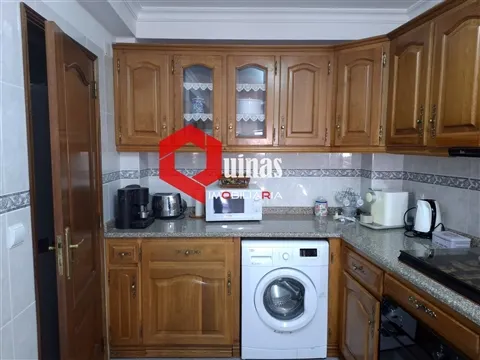Tipica casa in pietra con 5 camere da letto, garage e ripostiglio.