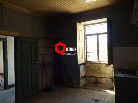 Moradia com terreno para restaurar