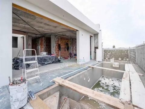 2-Bedroom Villa with Pool and Garage in Salir do Porto – Comfort and Modern Design