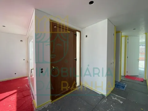 Moradia T2 com Piscina e Garagem em Salir do Porto – Conforto, Modernidade e Proximidade ao Mar