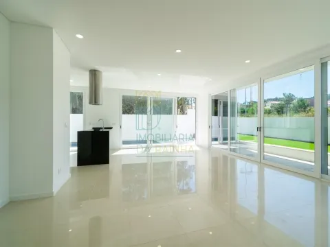 3-Bedroom Villa with Pool in Salir do Porto