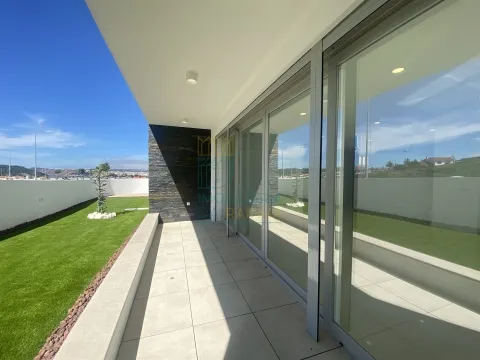 3-Bedroom Villa with Pool in Salir do Porto