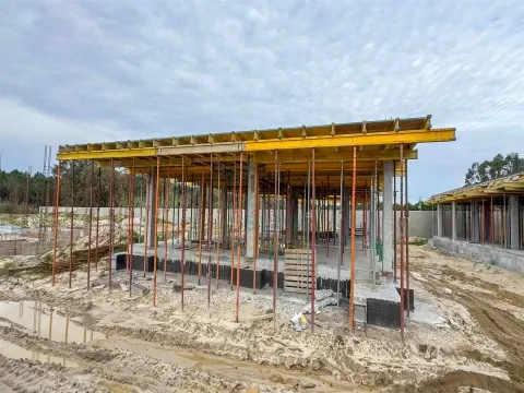 Single-Story House with 3 Bedrooms, Pool, and Garage in a Private Condominium