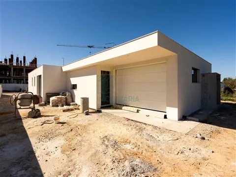 Moradia T3 com piscina e garagem em Caldas da Rainha