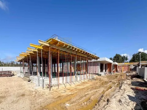 Single-Story House with 3 Bedrooms, Pool, and Garage in a Private Condominium