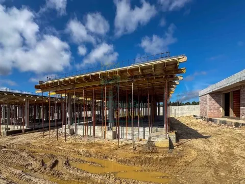 Single-Story House with 3 Bedrooms, Pool, and Garage in a Private Condominium