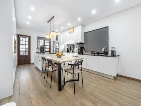 Moradia V6 em Laundos com Garagem