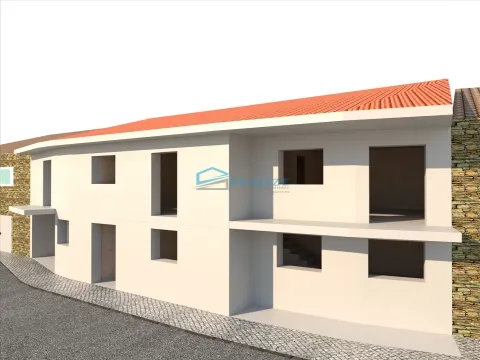 Moradia T3 com 2 pisos de arquitetura tradicional.