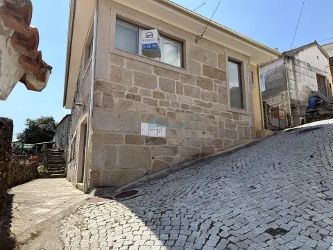 Moradia T3 Restaurada com Vistas Deslumbrantes em Pomarelhos (Torgueda)
