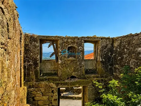 Moradia em Pedra para Reconstrução com Projeto Aprovado