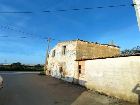 Ruina com 2 pisos e quintal, para restauro