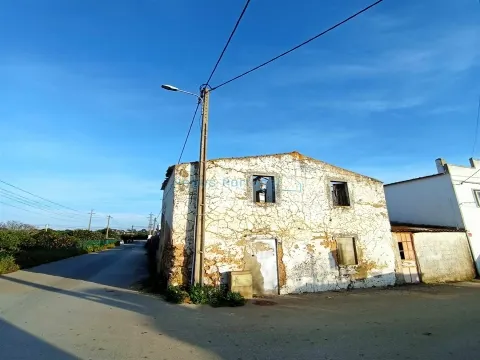 Ruina com 2 pisos e quintal, para restauro