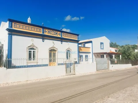 Moradia T3+1 de Charme Tradicional com Jardim e Potencial de Anexo