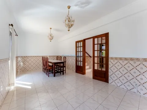  Doppelhaus mit 3 Schlafzimmern, 2 Badezimmern und Garage