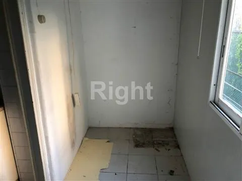 Prédio com 4 fracções junto à Praça das Flores