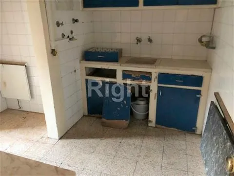 Prédio com 4 fracções junto à Praça das Flores