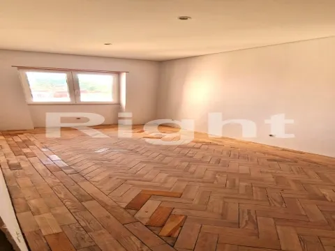 Prédio em fase remodelação em Benfica